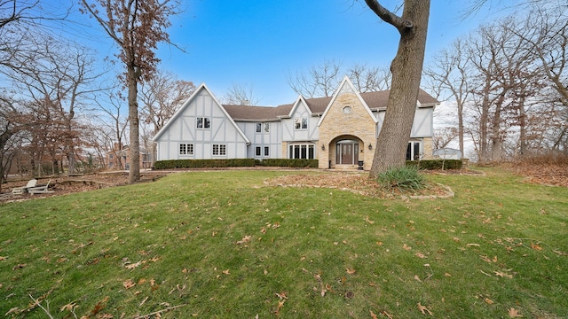 view of front of house featuring a front lawn