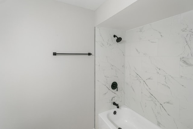 bathroom with tiled shower / bath combo