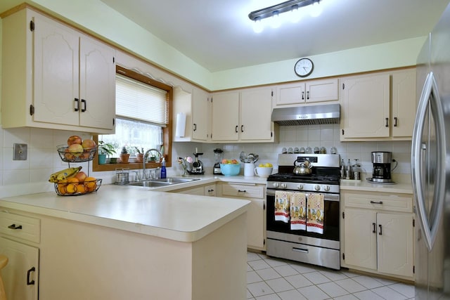 3207 N Pontiac Ave Unit 2S, Chicago, IL 60634 - kitchen featuring stainless steel appliances, under cabinet range hood, decorative backsplash, and light countertops
