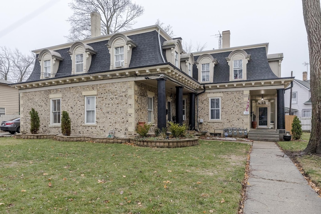 view of front of house featuring a front lawn