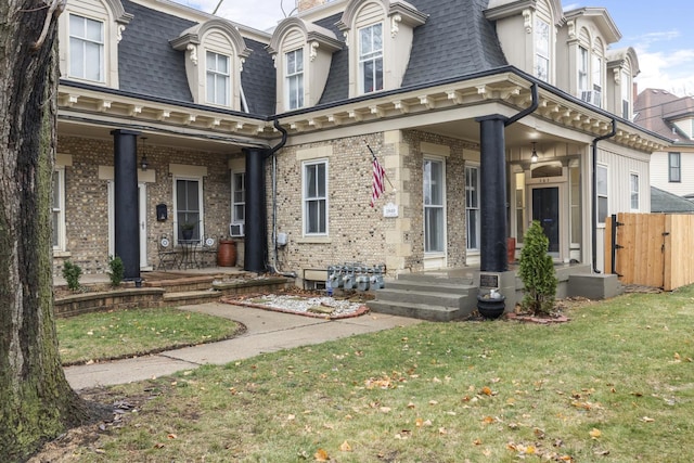 view of front facade featuring a front yard