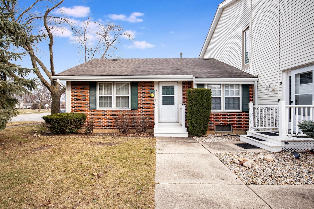 view of front of home featuring a front lawn