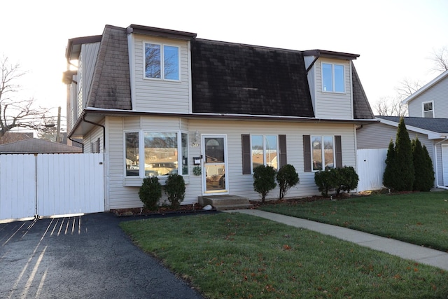 view of front of home featuring a front yard