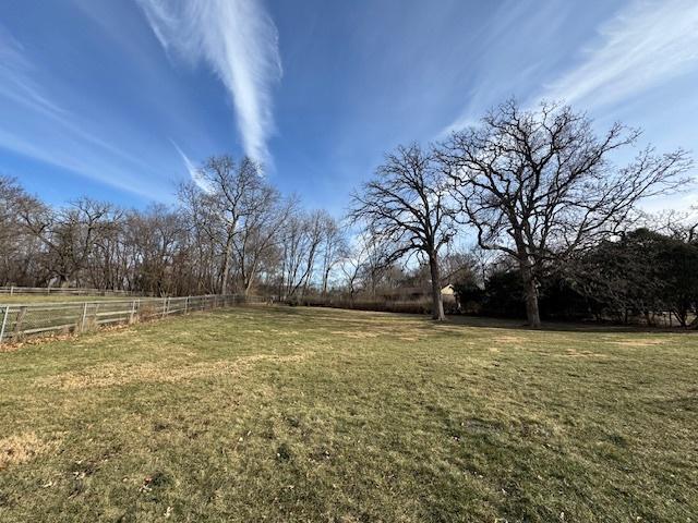 view of yard featuring a rural view