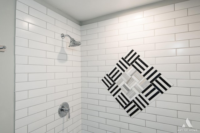 bathroom featuring a tile shower