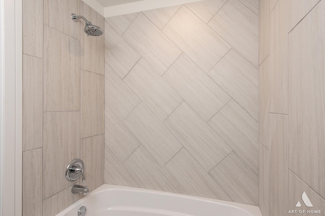 bathroom featuring tiled shower / bath