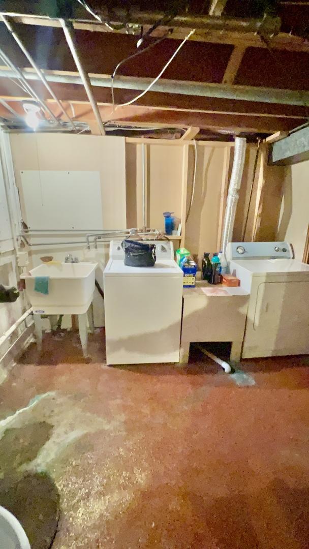 laundry room with sink and washing machine and clothes dryer