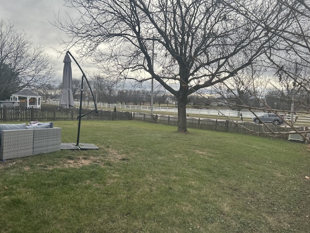 view of yard featuring outdoor lounge area