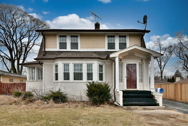 view of front of home featuring a front lawn