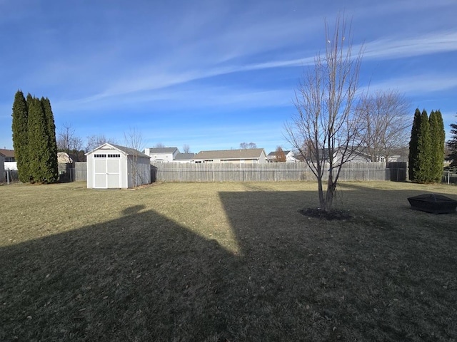 view of yard featuring a shed