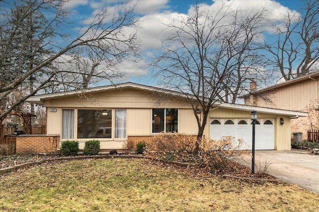 view of front of home featuring a front yard and a garage