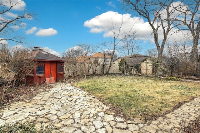 view of yard featuring a storage unit