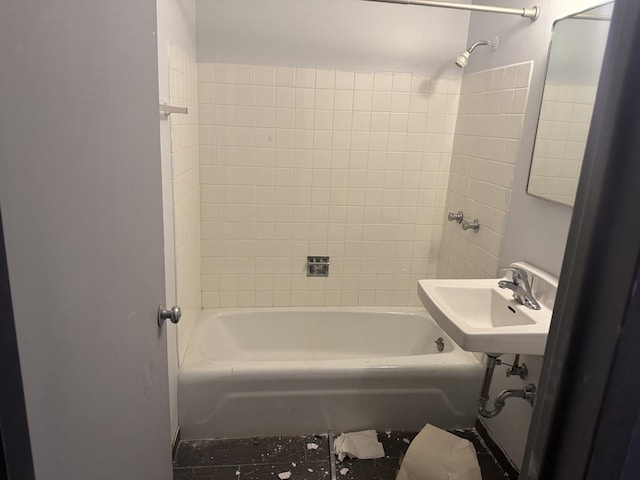 bathroom featuring sink and tiled shower / bath combo