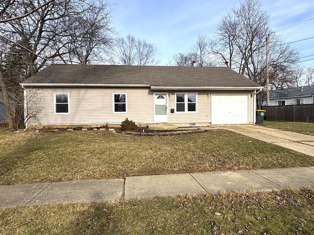 view of front facade featuring a front lawn and a garage