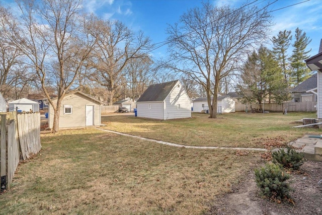 view of yard featuring an outdoor structure