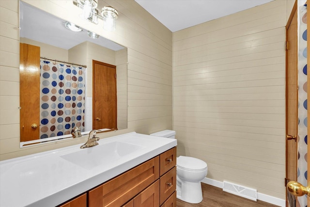 bathroom featuring hardwood / wood-style floors, vanity, toilet, and a shower with curtain