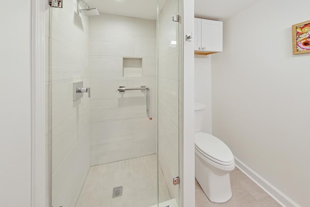 bathroom with toilet and a shower with shower door