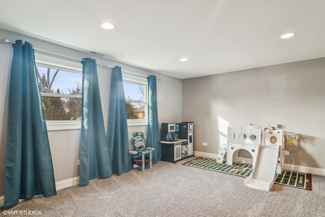 recreation room featuring carpet