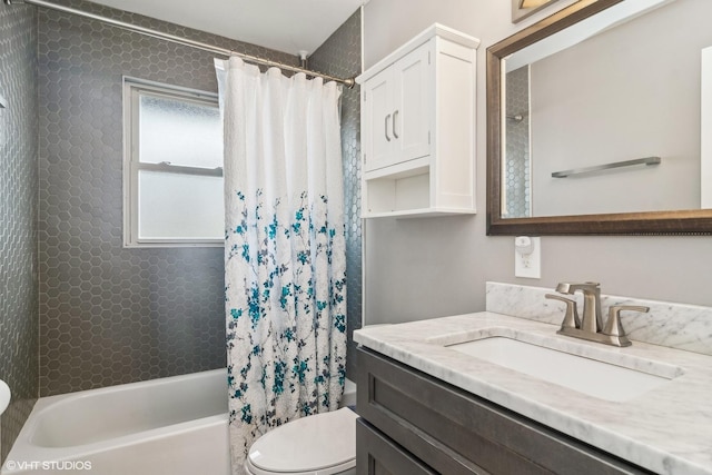 full bathroom with toilet, vanity, and shower / bath combo