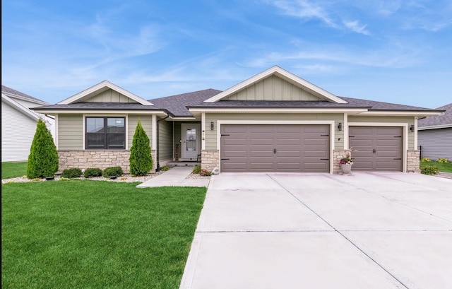 view of front facade featuring a front yard and a garage