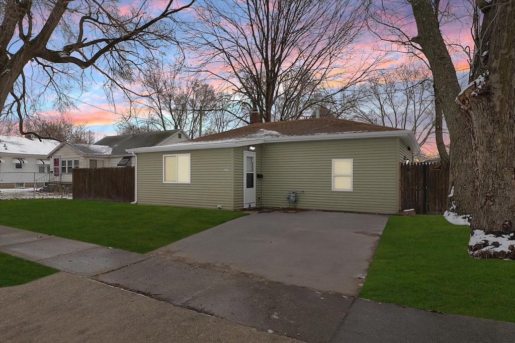 view of front of property featuring a lawn