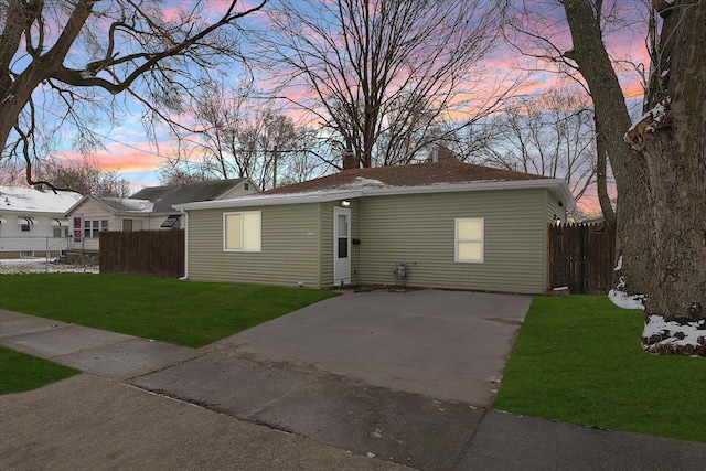 view of front of property featuring a lawn