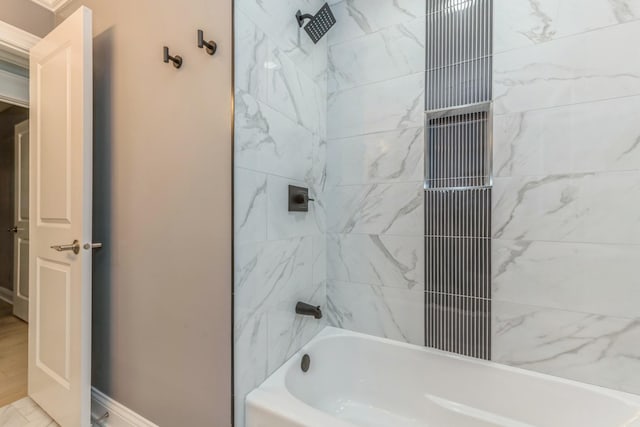 bathroom with tiled shower / bath combo