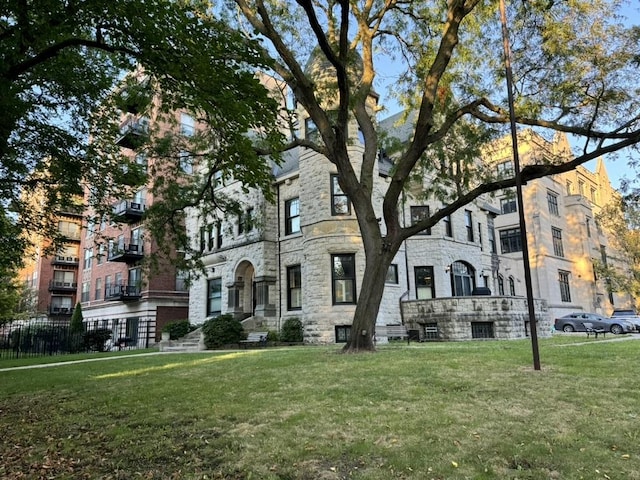 view of front of house with a front lawn