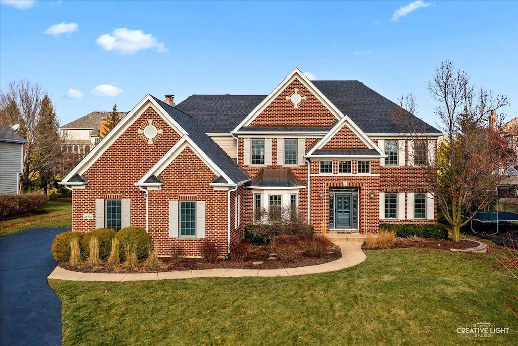 view of front of house featuring a front lawn