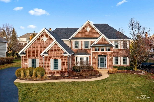 view of front of house featuring a front lawn