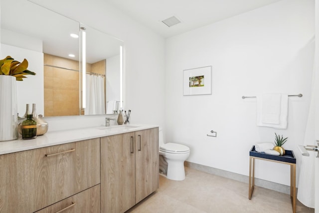 bathroom featuring a shower with curtain, vanity, and toilet