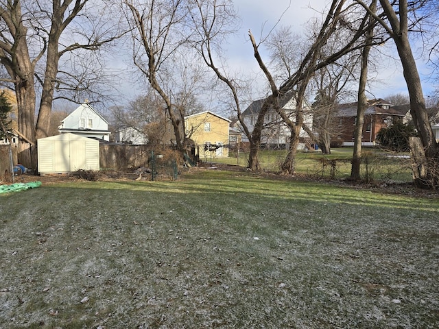 view of yard featuring a storage shed