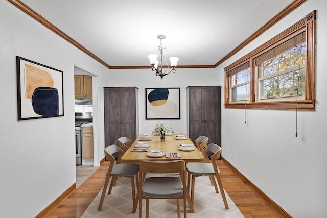 dining room with crown molding, light hardwood / wood-style floors, and a notable chandelier