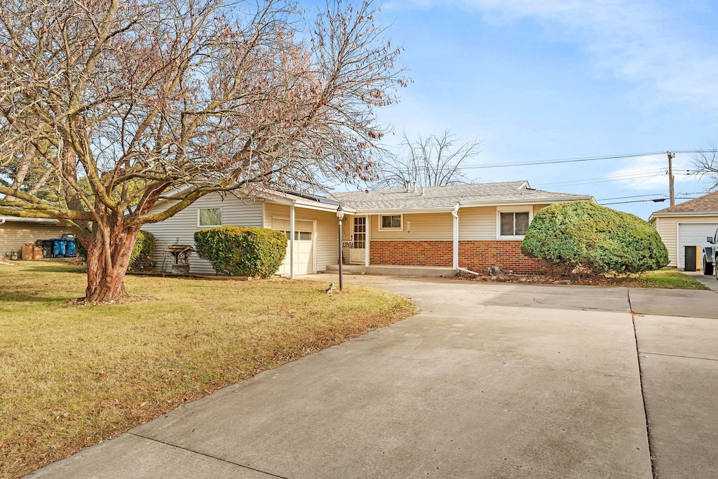 ranch-style house featuring a front yard