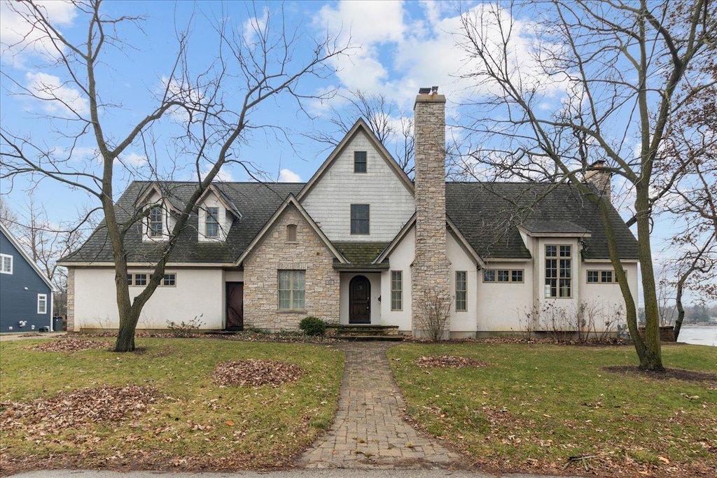 view of front facade featuring a front yard