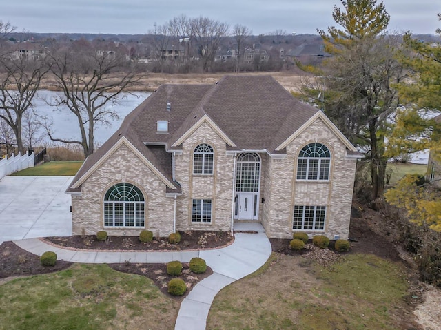 view of front of house featuring a front lawn