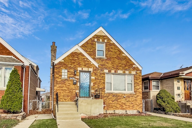 view of front of property featuring a front lawn