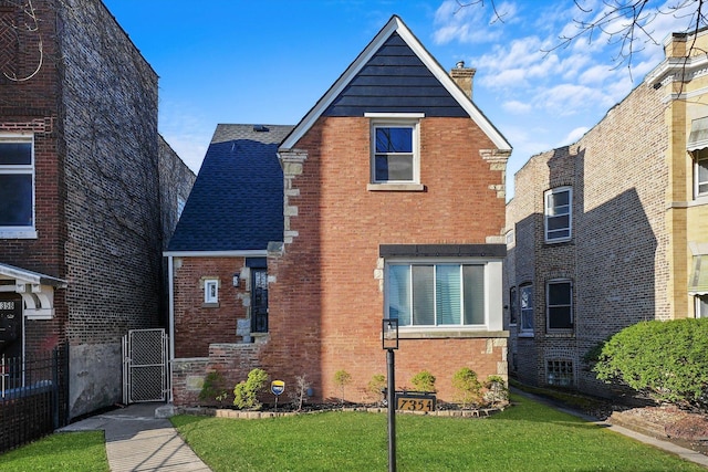 view of front of home with a front lawn