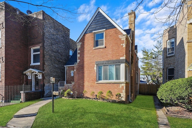 view of front of property featuring a front yard