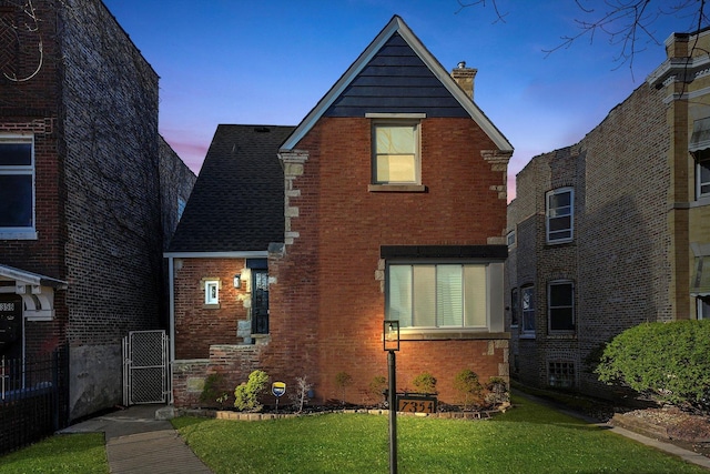 view of front of property featuring a lawn