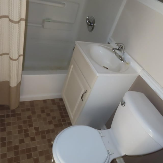 full bathroom with washtub / shower combination, tile patterned floors, vanity, and toilet