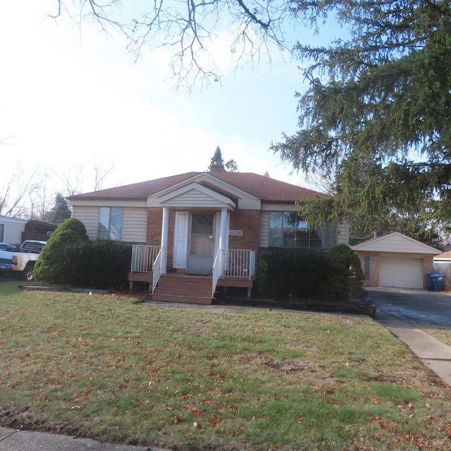 view of front of home featuring a front lawn, an outdoor structure, and a garage