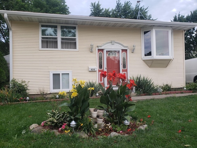 view of front facade with a front yard