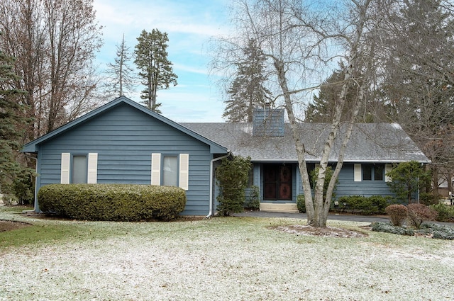 ranch-style house featuring a front yard