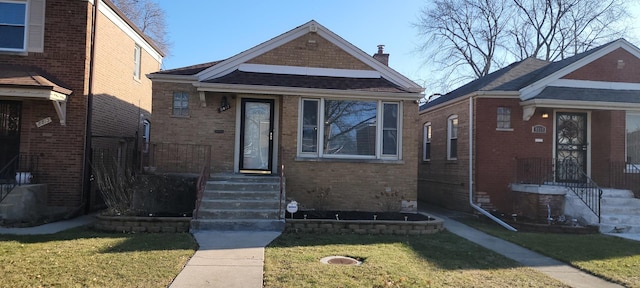 bungalow featuring a front yard