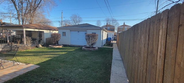 view of yard featuring an outbuilding