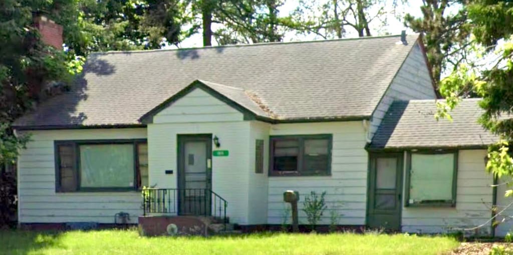 view of front of house featuring a front lawn