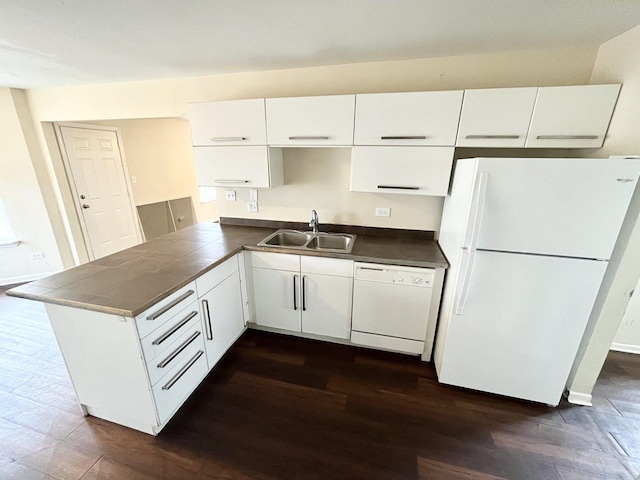 kitchen featuring kitchen peninsula, white cabinetry, sink, and white appliances