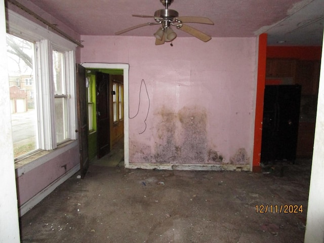 unfurnished room featuring concrete floors and ceiling fan