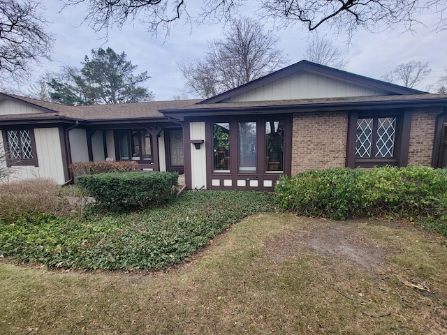 view of front of home featuring a front yard